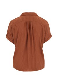 Camicia a maniche corte color ruggine con tessuto testurizzato, caratterizzata da una piega sul retro e un colletto classico. Le maniche arrotolate completano il design.