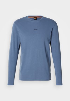 Modrá dlhá tričko s dlhým rukávom vyrobené z mäkkej látky, s okrúhlym výstrihom a logom "BOSS" v tmavošedej farbe na hrudi.