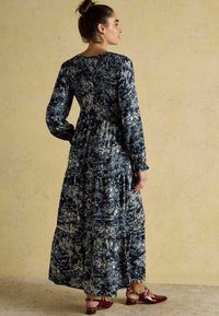 Dlhé námornícke šaty s kvetinovými a zvieracími vzormi, nariasený korzet, dlhé rukávy, vrstvená sukňa a nosené s marhuľovými topánkami. Textúrovaná tkanina.