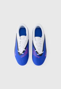 Μπλε αθλητικά παπούτσια με λευκό και μα ύρο επικάλυμμα, υφασμένο επάνω μέρος, ροζ λεπτομέρειες και παραδοσιακό δέσιμο. Ελαφρύς σχεδιασμός για ευκινησία.