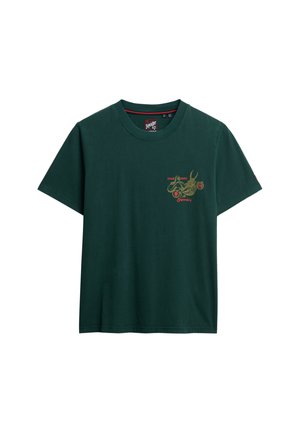 Dunkelgrünes Baumwoll-T-Shirt mit kurzen Ärmeln, Rundhalsausschnitt und einem vorderen Design in Gold und Rot mit einem Drachenmotiv und Markennamen.