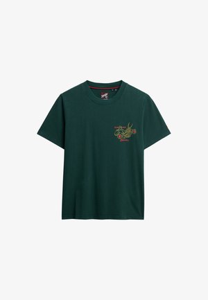 Dunkelgrünes Baumwoll-T-Shirt mit kurzen Ärmeln, Rundhalsausschnitt und einem vorderen Design in Gold und Rot mit einem Drachenmotiv und Markennamen.