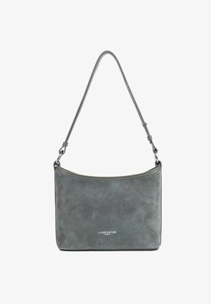 Borsa in suede grigia con parte superiore curva, manico corto e accessori in argento. Presenta un logo sobrio impresso sul davanti. Texture liscia.