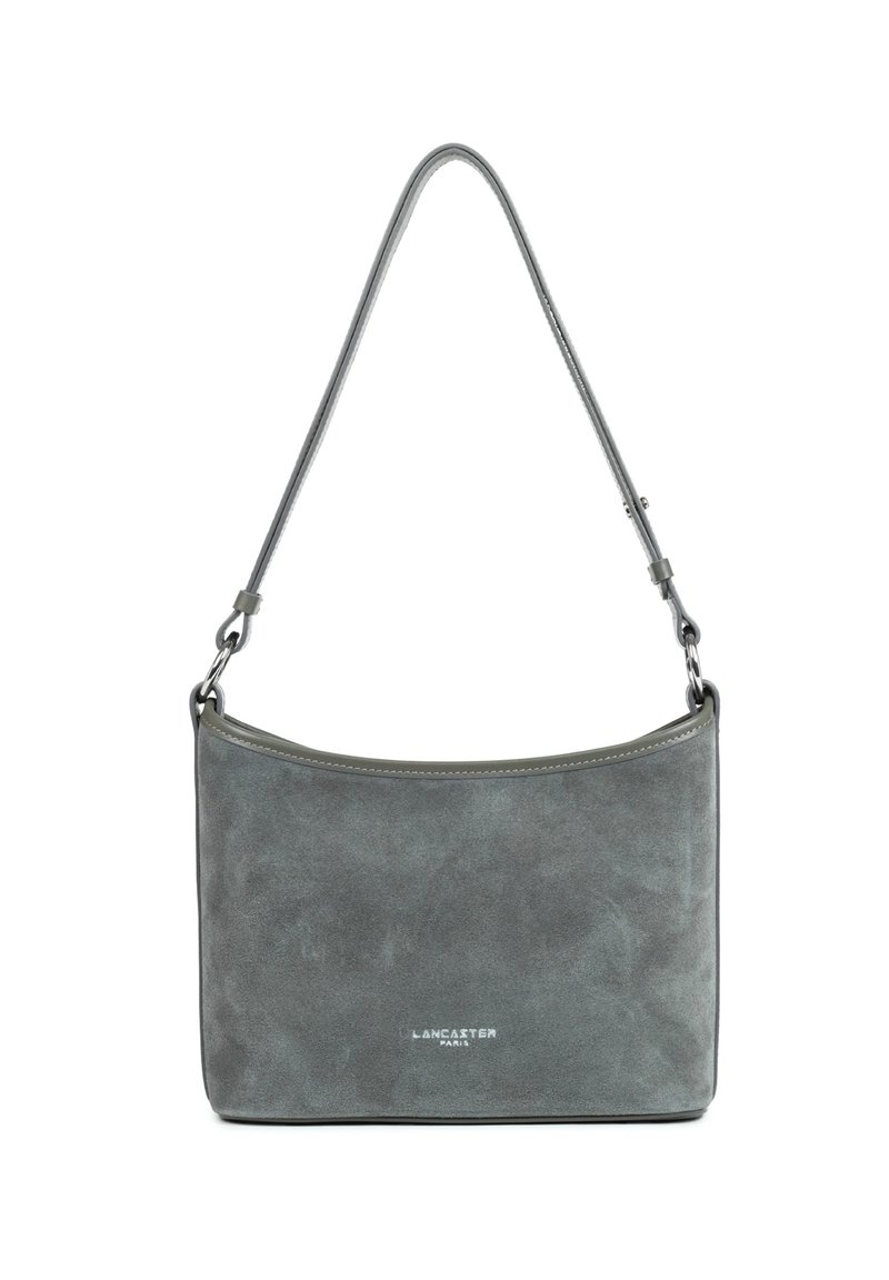 Borsa in suede grigia con parte superiore curva, manico corto e accessori in argento. Presenta un logo sobrio impresso sul davanti. Texture liscia.