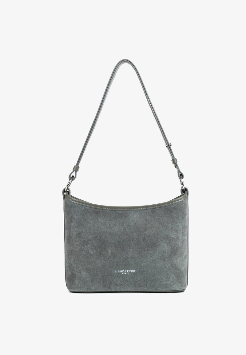 Borsa in suede grigia con parte superiore curva, manico corto e accessori in argento. Presenta un logo sobrio impresso sul davanti. Texture liscia.