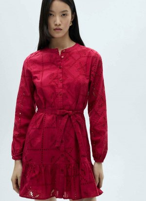 Robe en coton rouge avec un avant à boutons, des manches longues, une taille ceinturée, un ourlet festonné et des motifs découpés complexes tout au long.
