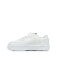 Białe sneakersy wykonane z gładkiej skóry z gumową podeszwą. Posiadają zapięcie na sznurówki, wyściełaną cholewkę oraz subtelne logo na pięcie.