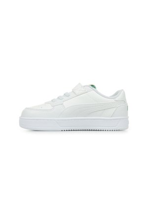 Białe sneakersy wykonane z gładkiej skóry z gumową podeszwą. Posiadają zapięcie na sznurówki, wyściełaną cholewkę oraz subtelne logo na pięcie.
