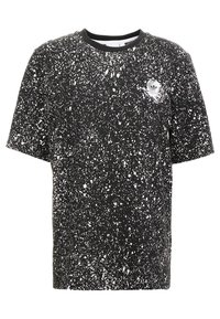 Černé tričko s krátkým rukávem s bílým vzorem kapek barvy a malým bílým logem Adidas na levé hrudi.