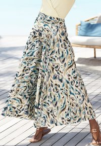 Maxikleid aus leichtem Stoff mit einem mehrfarbigen Tierdruck in Beige-, Blau- und Schwarz-Tönen; fließende Silhouette und elastischer Bund.
