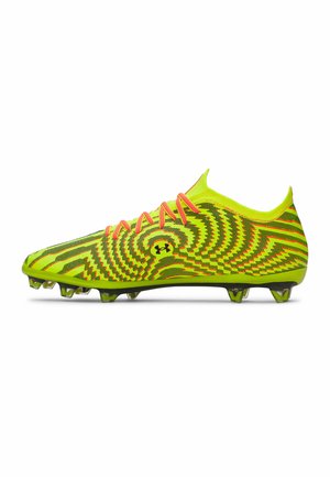 Botín de fútbol de neón amarillo con patrones ondulados en negro y rojo, diseño ligero, punta puntiaguda y cinco tacos cónicos para tracción.