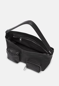 Schwarze Lederhandtasche mit einem Reißverschluss-Hauptfach, zwei äußeren Reißverschlusstaschen und einem strukturierten Griff. Weiche Textur und minimalistisches Design.