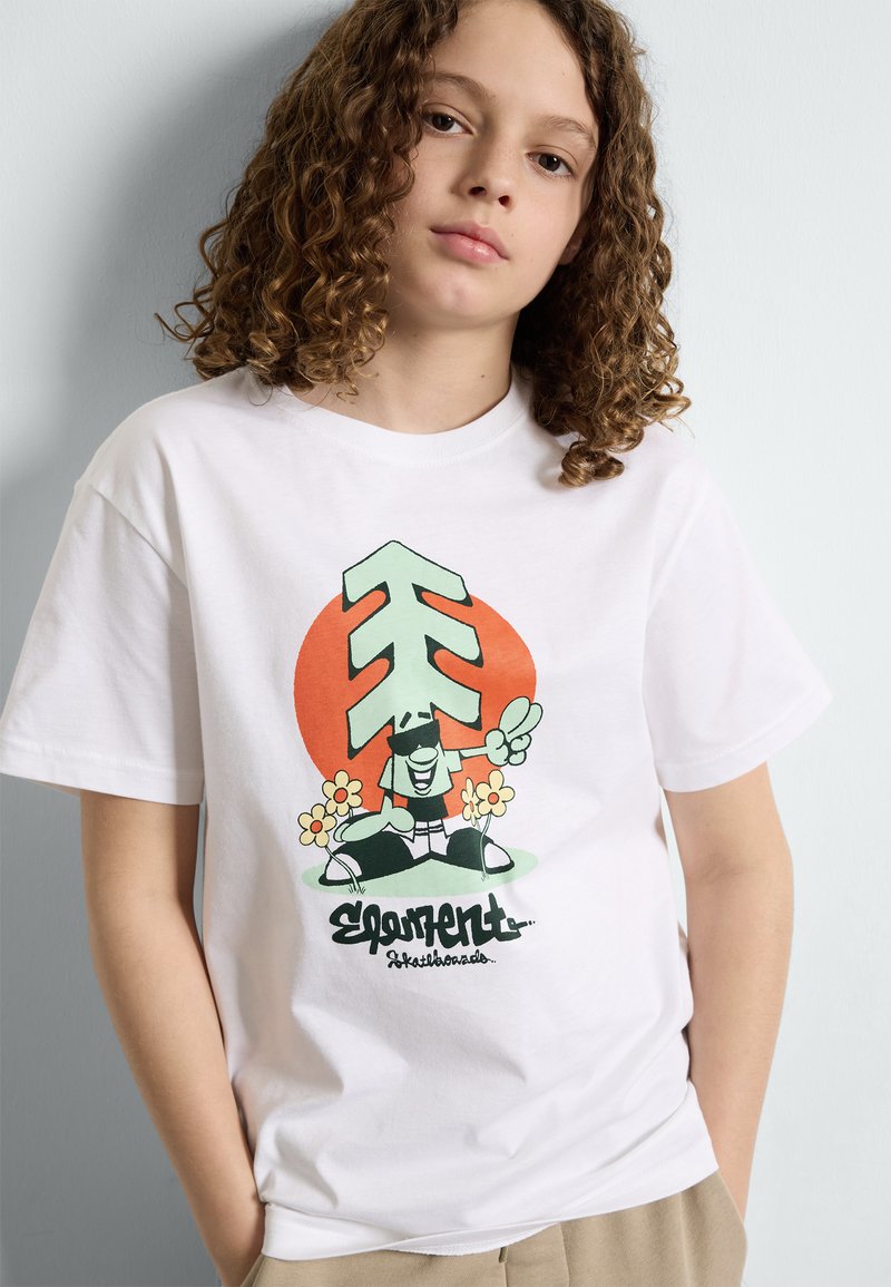 Witte katoenen t-shirt met een kleurrijk grafisch ontwerp van een cartoonfiguur, geometrische vormen en florale accenten. Casual pasvorm, korte mouwen.