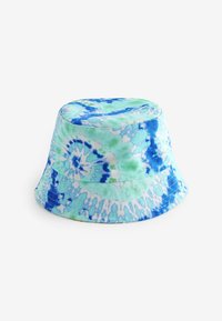Buckethat lavet af stof med et blå- og grønt tie-dye-mønster, med en buet skygge og syede detaljer omkring bunden.