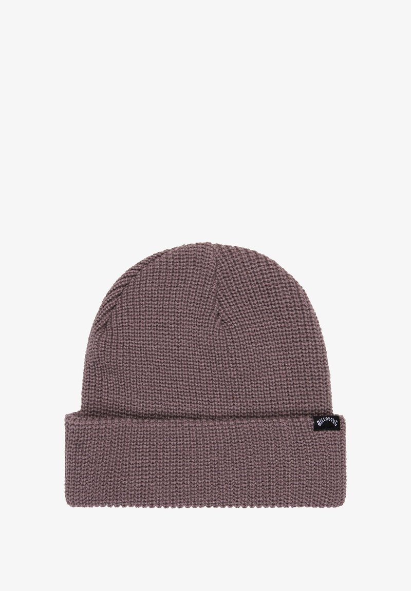Beanie di maglia color viola scuro con orlo ripiegato, caratterizzato da un piccolo etichetta nera del marchio sul lato. Motivo testurizzato in tutta la superficie.