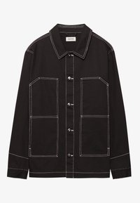 Svart knäppjacka med vit kontrastsöm, stora framfickor, krage och en liten logotyp på den nedre högra fickan.