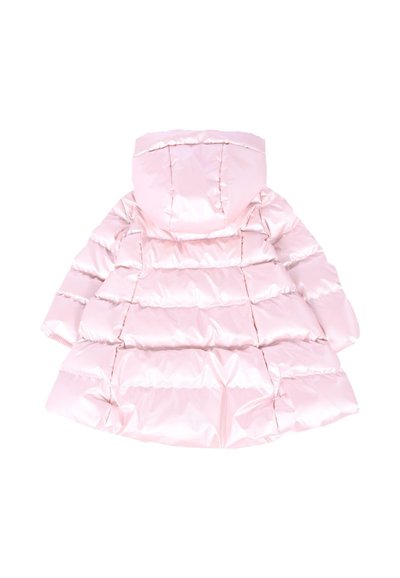 Giacca piumino rosa con una superficie liscia e lucida. Presenta un cappuccio, un motivo a quadri orizzontali e polsini a coste. Nessuna chiusura visibile.