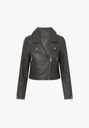 Veste de biker en cuir noir, courte, avec des revers larges, des fermetures éclair diagonales et des accents en métal argenté. Texture lisse et design ajusté.