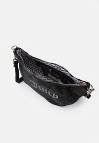 Borsa a tracolla in suede nero con dettagli in argento, dotata di chiusura con zip, fodera interna a motivo e lettering 'Juicy' sul fronte.