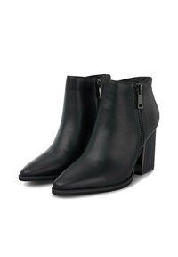 Botas de cuero negras hasta el tobillo con puntas afiladas, cremalleras laterales y tacones cuadrados, mostradas una al lado de la otra sobre un fondo blanco.