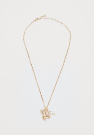 Goudkleurige ketting met een gedraaide ontwerp, met een gedetailleerde hanger en kleine decoratieve accenten.