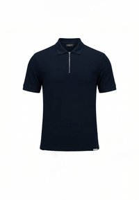 Polo bleu marine à manches courtes en tissu texturé avec une fermeture éclair argentée à l'avant, allant du col jusqu'au milieu poitrine.