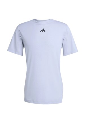 Maglietta sportiva a maniche corte di colore azzurro chiaro semplice con piccolo logo nero Adidas centrato sotto il colletto.