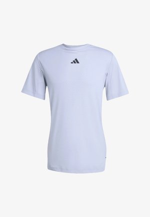 Effen lichtblauw sport-T-shirt met korte mouwen en een klein zwart Adidas-logo, gecentreerd onder de kraag.