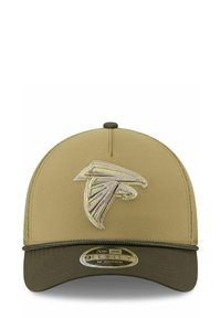 Khaki-Kappe mit verstellbarem Sitz, ausgestattet mit einem gestickten Logo auf der Vorderseite, kontrastierendem Schirm und strukturierten Mesh-Seitenpanels.