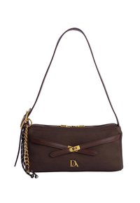 Bolso de tela marrón con cierre de herrajes dorados, detalles de cuero marrón, una correa larga y un detalle decorativo de cadena en el lateral.