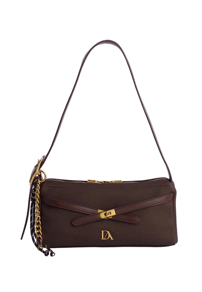 Bolso de tela marrón con cierre de herrajes dorados, detalles de cuero marrón, una correa larga y un detalle decorativo de cadena en el lateral.