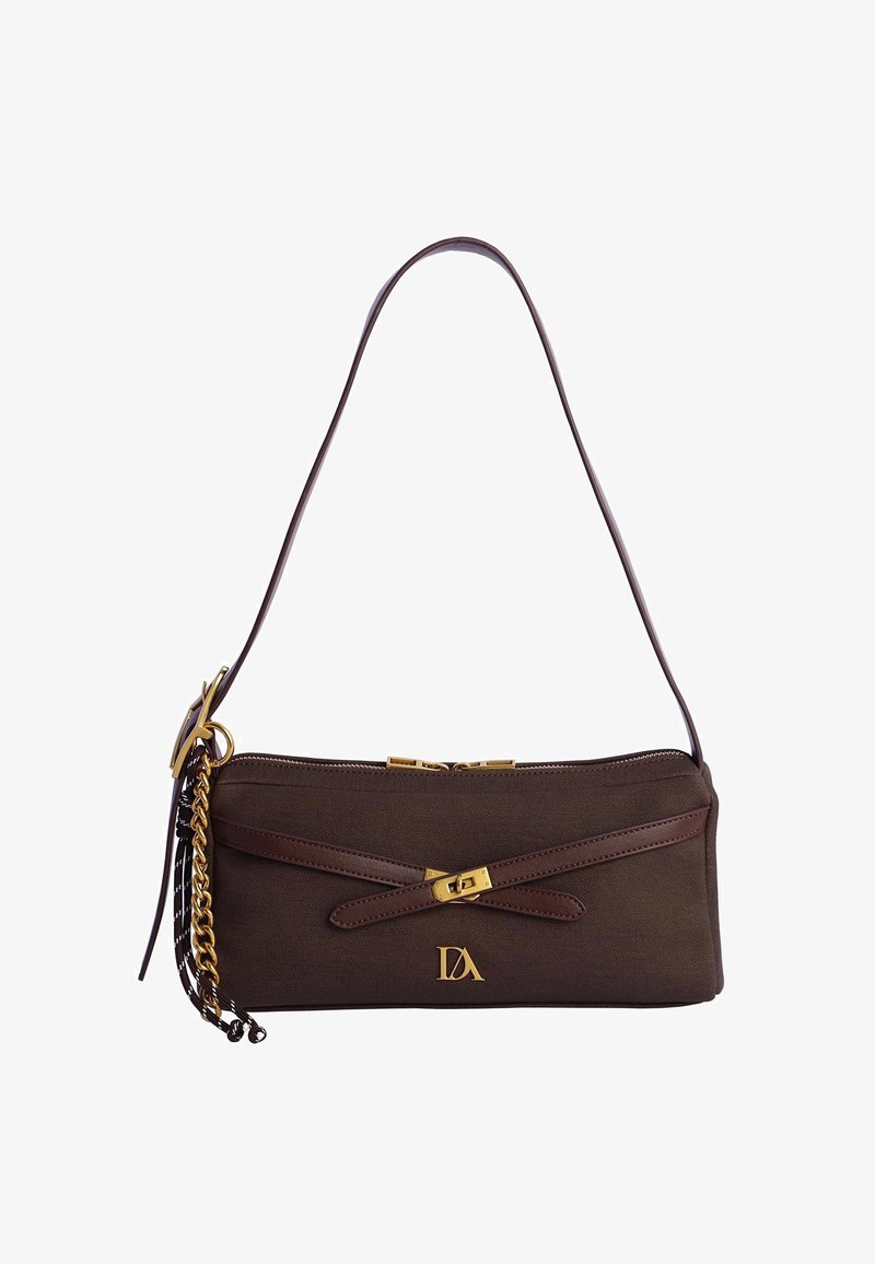 Bolso de tela marrón con cierre de herrajes dorados, detalles de cuero marrón, una correa larga y un detalle decorativo de cadena en el lateral.