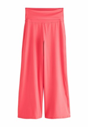 Spodnie w kolorze koralowo-różowym o wysokim stanie, szerokich nogawkach, wykonane z gładkiego materiału, z zakładanym paskiem, ułożone płasko na białym tle.
