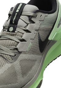 Nike Performance STRUCTURE 25 - Silniční běžecké boty - dark stucco jade horizon anthracite vapour green