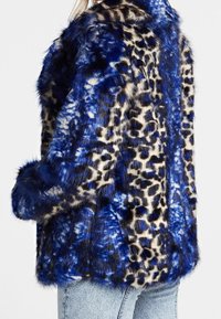 Faux fur frakk med blå og sort leopardmønster, der har en blød tekstur og en løs pasform, detaljeret med en bred krave og lange ærmer.