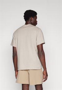 Nike Performance PRIMARY - Camiseta deportiva - khaki