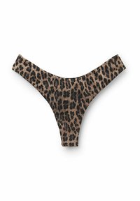 Tanga s leopardím vzorem, vyrobená z měkkého materiálu s hladkou texturou, V-tvarovaný přední a zadní díl a široké boky pro pohodlí a pokrytí.