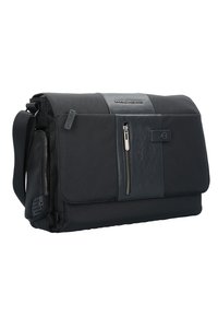 Borsa a tracolla nera con tessuto testurizzato, dettagli in pelle liscia, tasca anteriore con zip e tracolla regolabile.