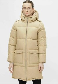Beige pufferjakke med hætte, med frontlynlås, to klappede lommer og en knælang design med quiltet tekstur.