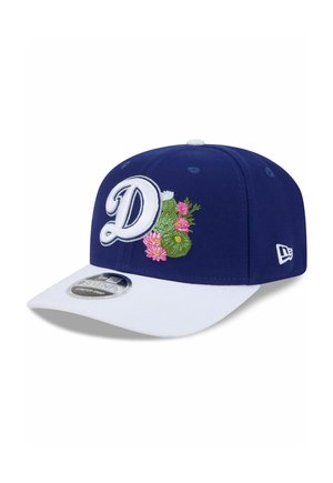 Blau-weiße Kappe mit einem großen weißen Buchstaben "D" und bunten, gestickten Kakteen sowie pinken Blumen auf dem vorderen Panel.