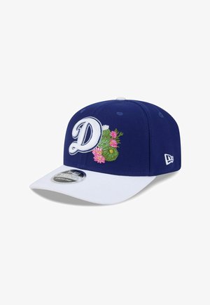 Blau-weiße Kappe mit einem großen weißen Buchstaben "D" und bunten, gestickten Kakteen sowie pinken Blumen auf dem vorderen Panel.