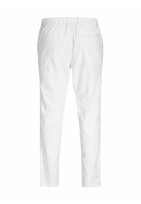 Pantalon blanc décontracté avec une ceinture élastique et une poche arrière unique, vu de dos sur un fond blanc uni.