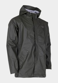 Wodoodporna ciemnozielona kurtka przeciwdeszczowa z kapturem, zatrzaskami i kieszenią z zamkiem błyskawicznym z boku. Gładka tekstura z regulowanymi mankietami.