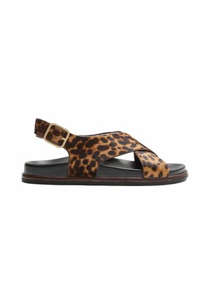 Slingback-sandal med sort sål, brune leopardmønstrede krydsremme og gyldent spænde på hvid baggrund.