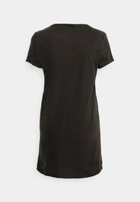 Mörkgrön kortärmad klänning, avslappnad design. Mjukt tyg med rund halsringning och en lätt böjd nederkant. Enkel och mångsidig.