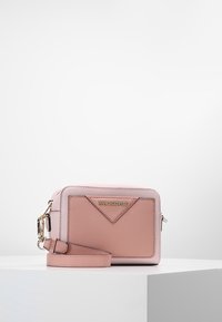 Borsa a tracolla in pelle pesco e rosa con un accentuazione triangolare, dotata di placca con logo, chiusura a zip e tracolla regolabile.