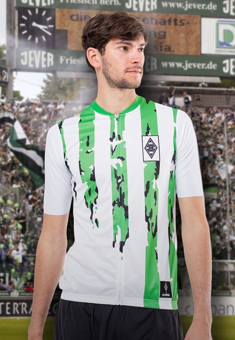 Witte jersey met groene verticale strepen en zwarte accenten; voorzien van een rits aan de voorkant, korte mouwen en een logo op de borst.