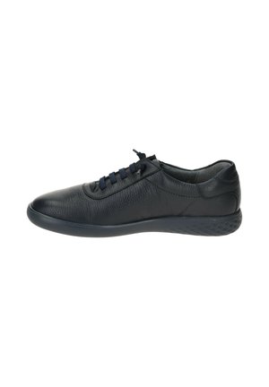 Schwarze Leder-Sneaker mit abgerundetem Zehenbereich, strukturiertem Obermaterial und navyfarbenen Schnürsenkeln. Verfügt über eine flexible Gummisohle mit einem gemusterten Grip-Design.