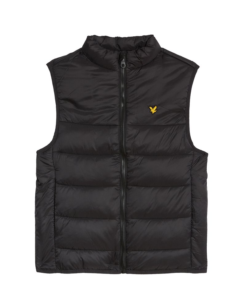 Gilet rembourré noir avec un col montant et une fermeture éclair à l'avant. Présente un petit logo jaune sur la poitrine gauche. Texture lisse et design matelassé.