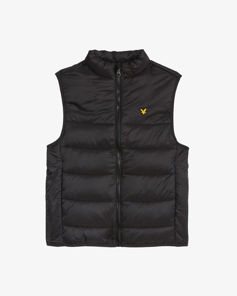 Svart vadderad väst med hög krage och dragkedja framtill. Har en liten gul logotyp på vänster bröst. Slät textur och quiltat mönster.